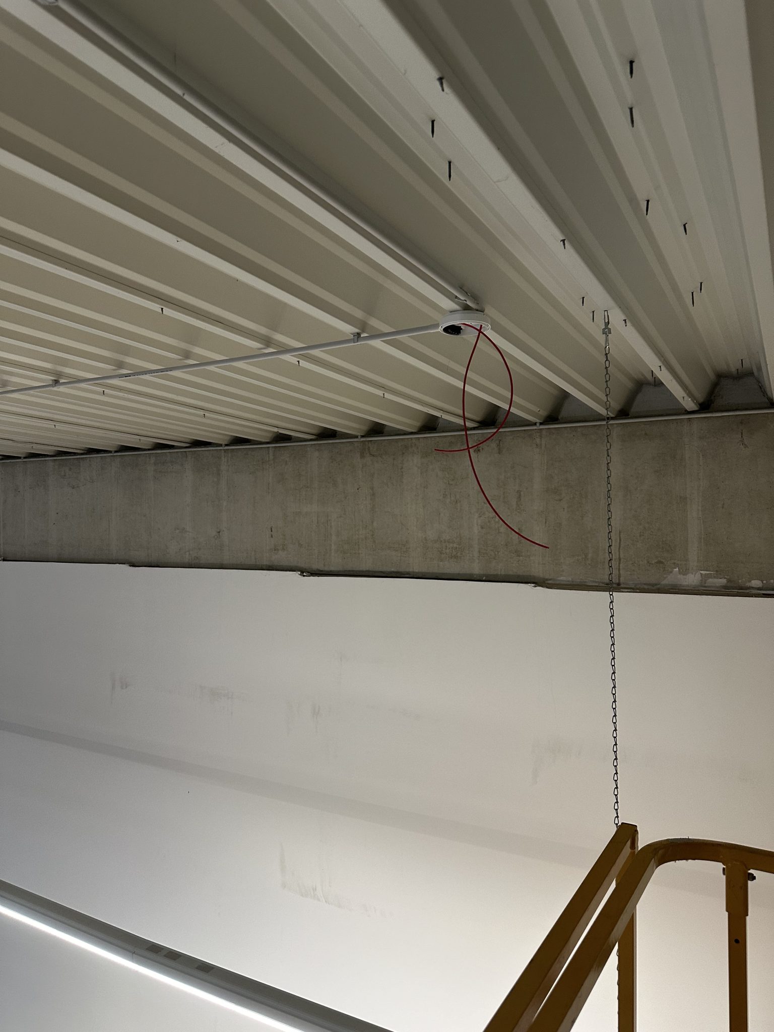 Příprava pro zapojení opticko-kouřového hlásiče na stropě - Skladová hala - SAG