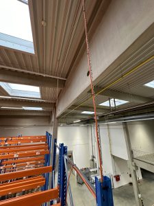 Trasování kabeláže pro opticko-kouřové hlásiče v regálových prostorech-Skladová hala-D (SEGRO)