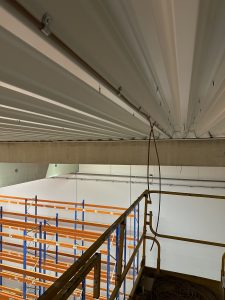 Trasování akustickou signalizaci na stropní konstrukci-Skladová hala-D (SEGRO)