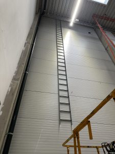 Uchycení žebříku pro kabeláž k opticko-kouřovým hlásičům v sekci A-Skladová hala-D (SEGRO)
