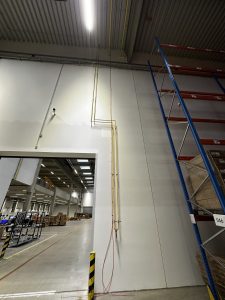 Přívodní kabeláž k adresovatelným tlačítkům hlásičů ve skaldu-Skladová hala-D (SEGRO)