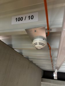 Značení opticko-kouřových hlásičů na stropní konstrukci-Skladová hala-D (SEGRO)
