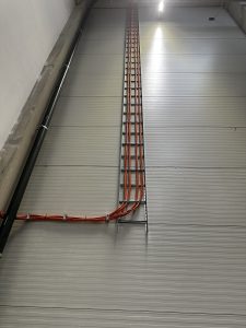 Uchycení kabeláže do žebříku pro opticko-kouřové hlásiče v sekci A-Skladová hala-D (SEGRO)
