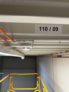 Značení opticko-kouřových hlásičů na stropní konstrukci-Skladová hala-D (SEGRO)