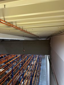 Trasování opticko-kouřových hlásičů na stropní konstrukci-Skladová hala-D (SEGRO)