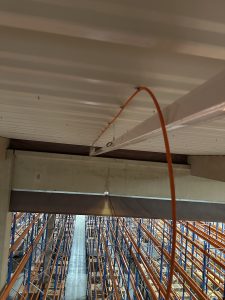 Trasování kabelů pro opticko-kouřové hlásiče na stropní konstrukci-Skladová hala-D (SEGRO)